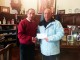 El alcalde entrega 9000 € del convenio de colaboración a Cruz Roja