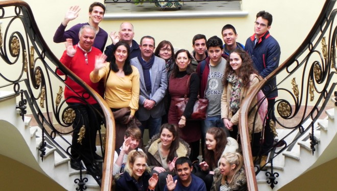 Los alumnos de un intercambio lingüístico cultural visitan el Ayuntamiento de Hellín
