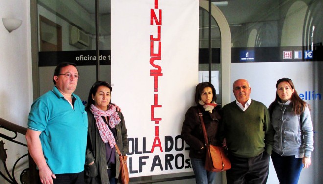 La familia Collados Muñoz lleva su protesta hasta los soportales del Ayuntamiento