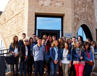 Un grupo de estudiantes franceses visitan las Pinturas Rupestres de Minateda