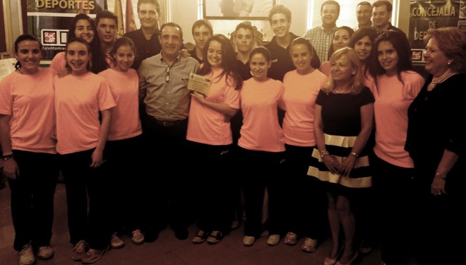 El alcalde entrega la placa de reconocimiento al Voleibol Hellín