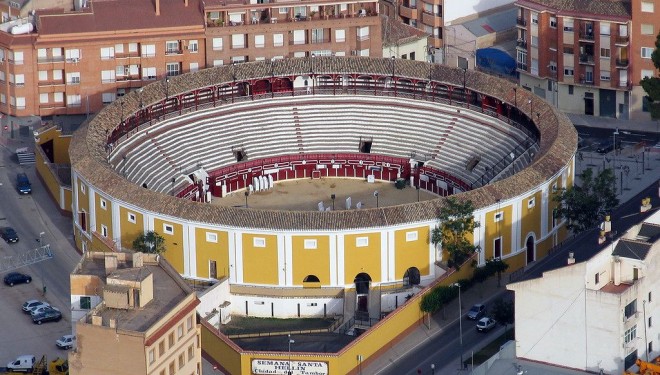 Ramón García, desmiente tajantemente la reducción en más de 3.000 espectadores la capacidad de la Plaza de Toros de Hellín
