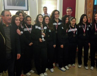Entrega de medallas a los clubs participantes en los campeonatos escolares