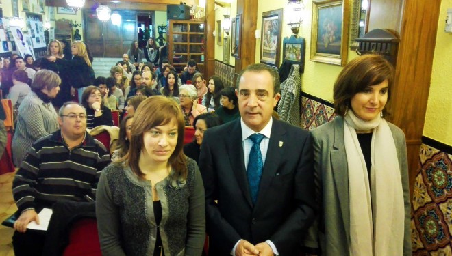 Silvia Navarro junto Manuel Mínguez e Irene Moreno