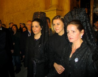 María Dolores de Cospedal llegó a Hellín para presidir la procesión de El Santo Entierro