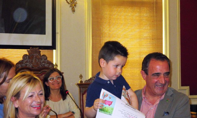 Juani Sorio y Manuel Mínguez con uno de los niños premiados 