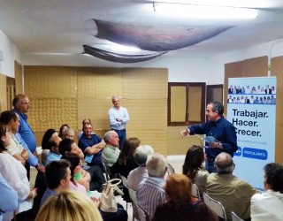 Mínguez explica sus propuestas a los  vecinos de Nava de Campaña