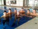 Nerea Ibáñez con los componentes de los cursos de natación