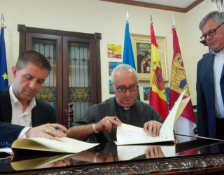 Firma del convenio de colaboración entre la Diputación y los Hermanos de la Cruz Blanca