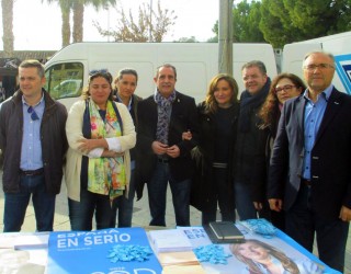 El Partido Popular y Unidad Popular-Izquierda Unida inician su campaña electoral en el mercadillo