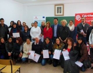 Entrega de diplomas a los participantes de los cursos organizados por Cáritas