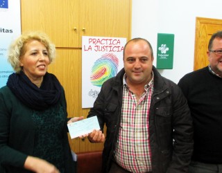 El empresario taurino, Jesús Soler, entrega un donativo de 1.800 euros a Cáritas