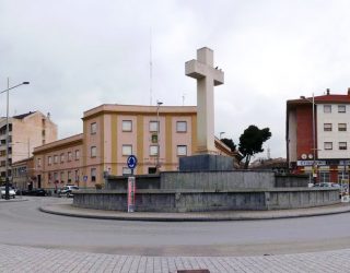 Se baña desnudo en una fuente de Hellín y acaba acusado de agredir a un policía