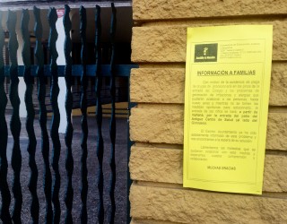El CP Isabel La Católica obligado a cerrar su acceso principal por la plaga de orugas
