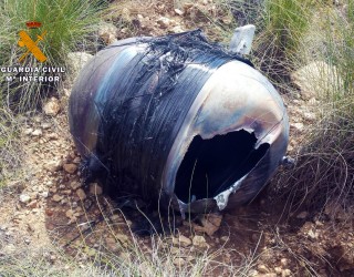 La Guardia Civil recoge en un terreno rural de Hellín un fragmento aeroespacial de titanio