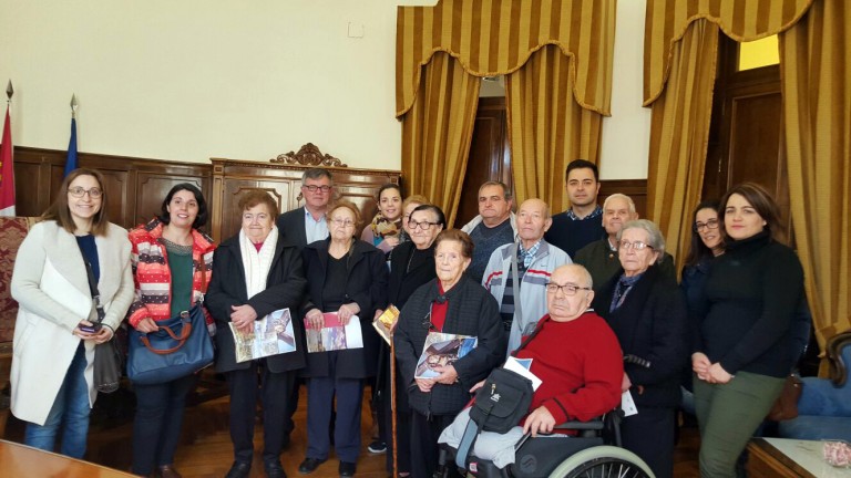 Los residentes de Las Hazas visitan la exposición “365 días de Pasión”