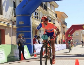 Alberto López vencedor en Mahora