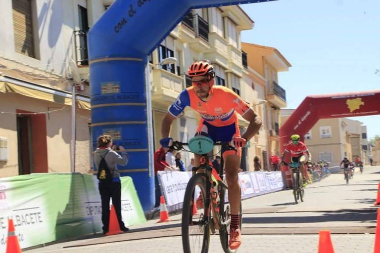 Alberto López vencedor en Mahora