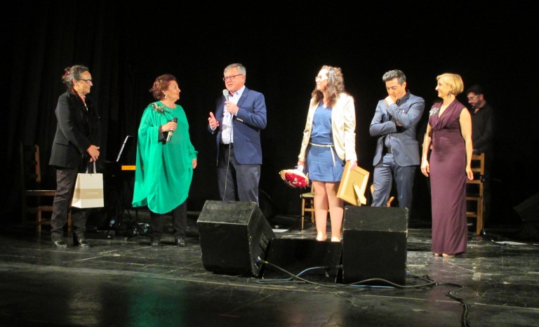 Emotivo homenaje de Dolores Abril en el Teatro Victoria
