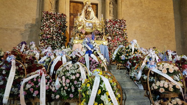 Miles de flores para la Patrona de Hellín