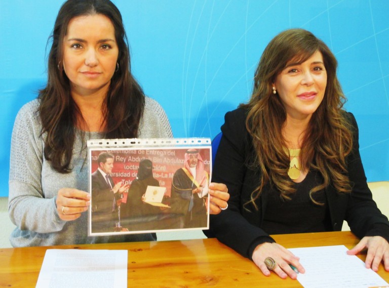 El PP critica con dureza la presencia de García-Page entregando un premio a una mujer con niqab