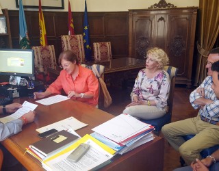 Firma de un convenio de colaboración entre el Ayuntamiento de Hellín y  Cáritas Interparroquial