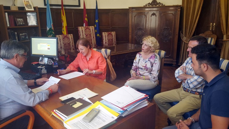 Firma de un convenio de colaboración entre el Ayuntamiento de Hellín y  Cáritas Interparroquial