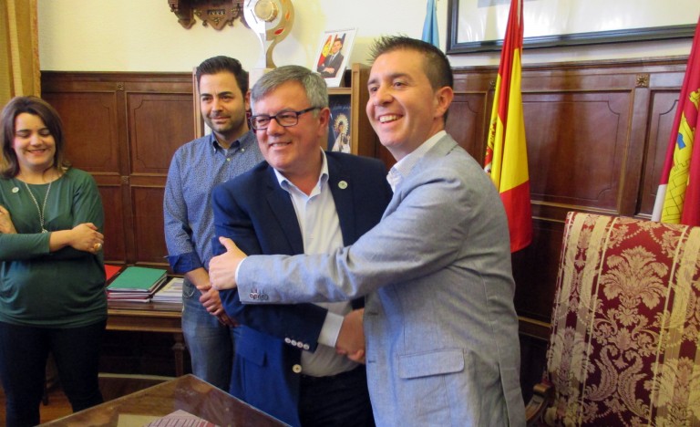 Firma de un convenio entre la Diputación y el Ayuntamiento
