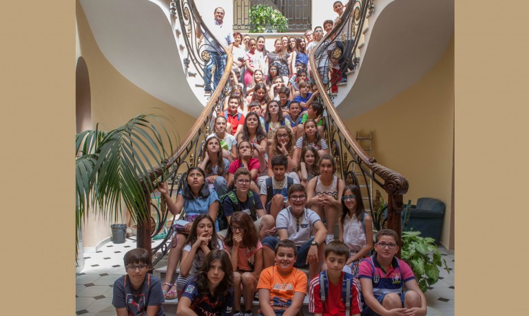 Los escolares de Hellín trasladan a Ramón García sus quejas por el mal estado de la ciudad