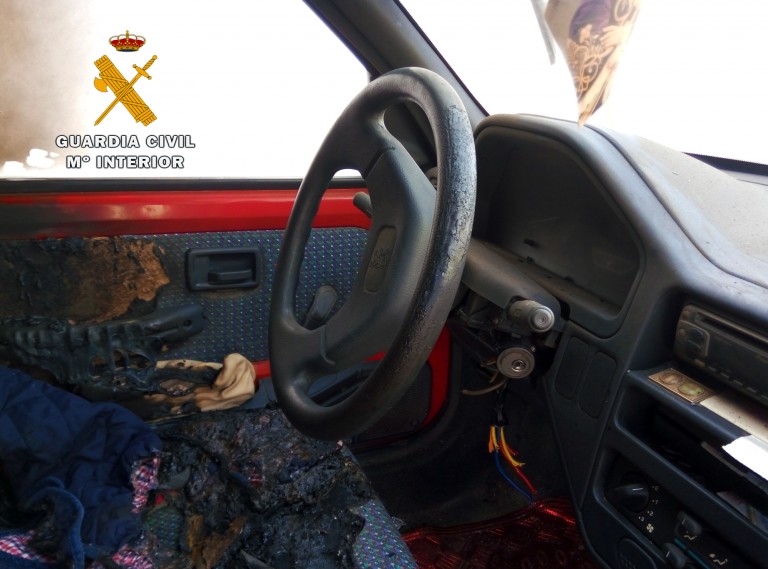 Tres hellineros detenidos por robar y quemar un coche en Elche de la Sierra