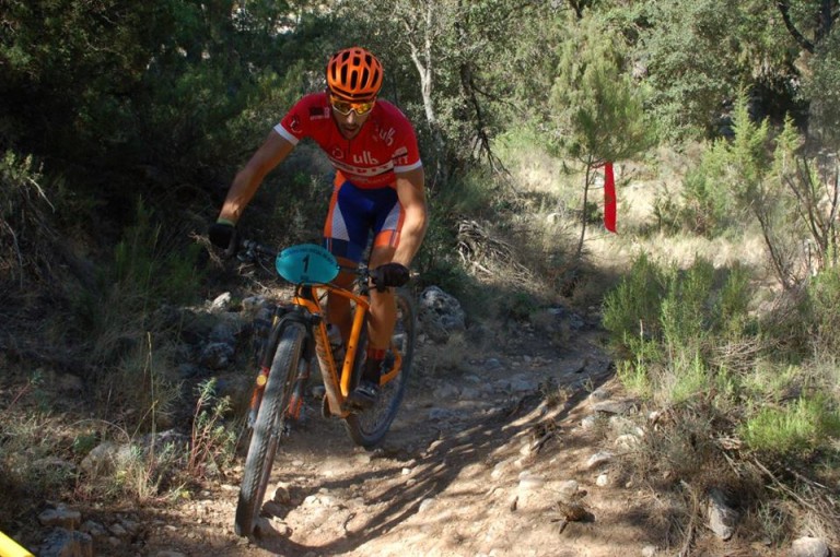 El hellinero Alberto López triunfador de la dura etapa de montaña de Nerpio