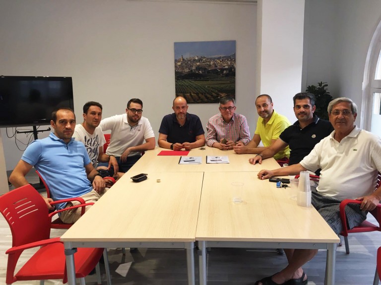 Reunión de Ramón García con la nueva directiva del Hellín Club de Fútbol