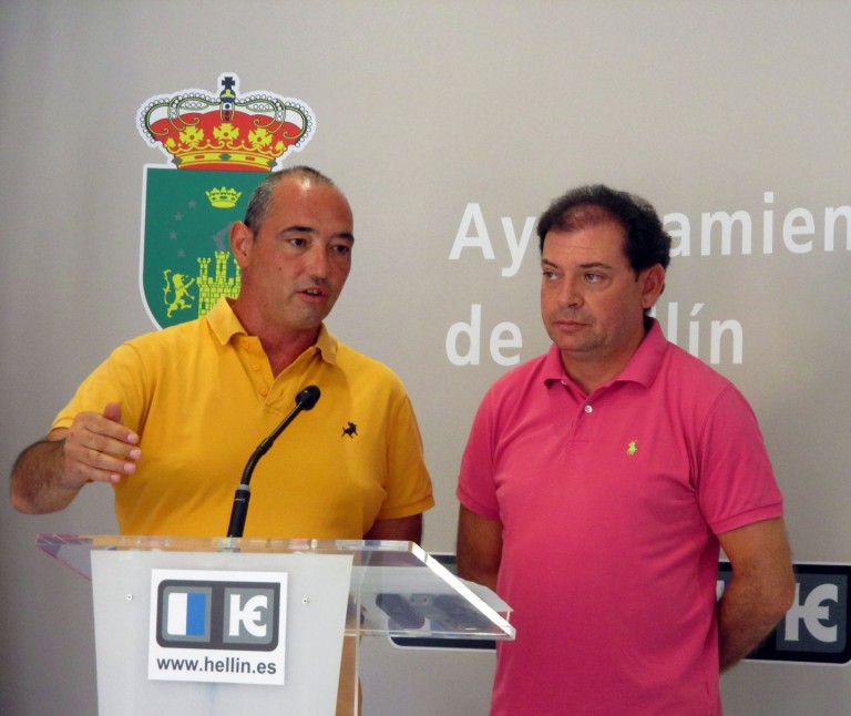 Los grupos municipales del PSOE e IU se unen a la protesta contra el cierre de la línea Hellín-Alicante