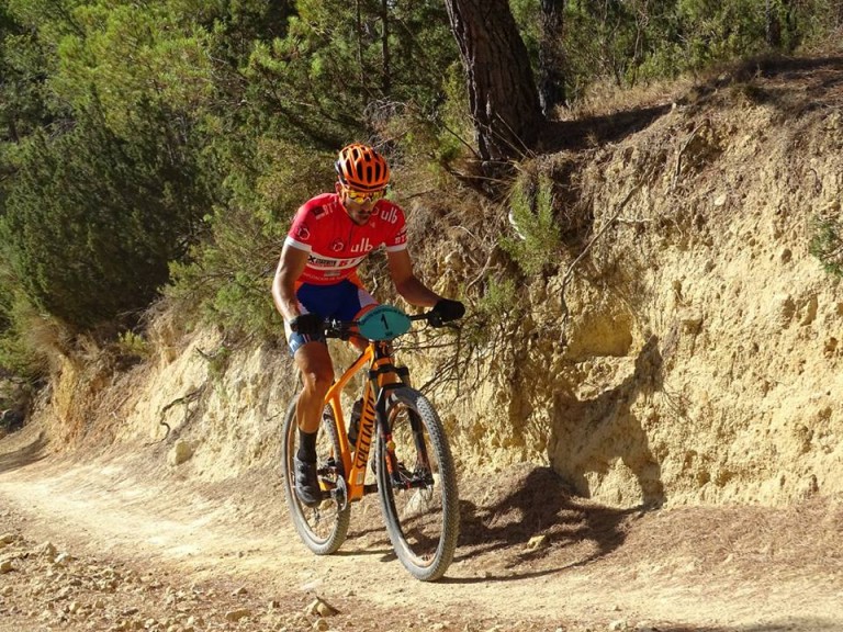 El hellinero Alberto López triunfador de la carrera de BTT en Villalgordo del Júcar