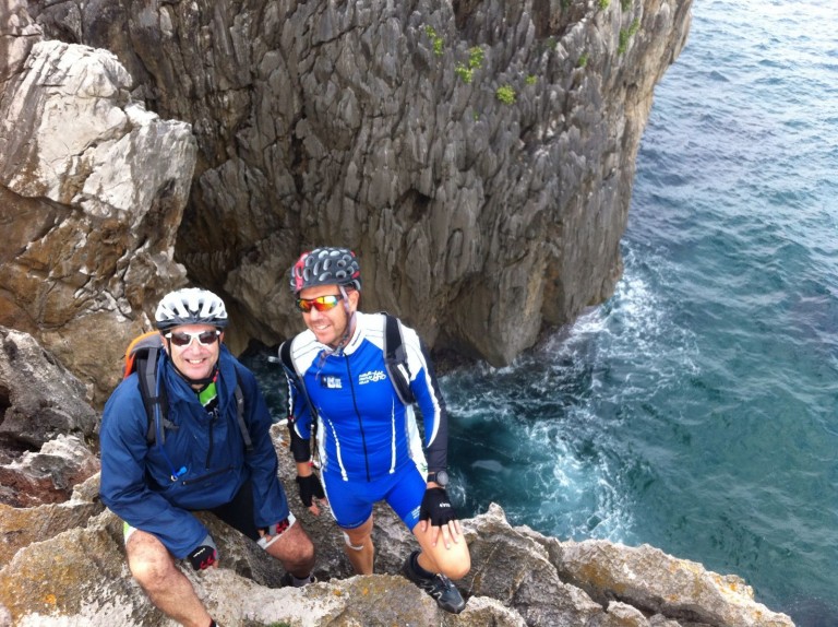 Dos hellineros completan en bicicleta los 900 kilómetros del Camino de Santiago Norte