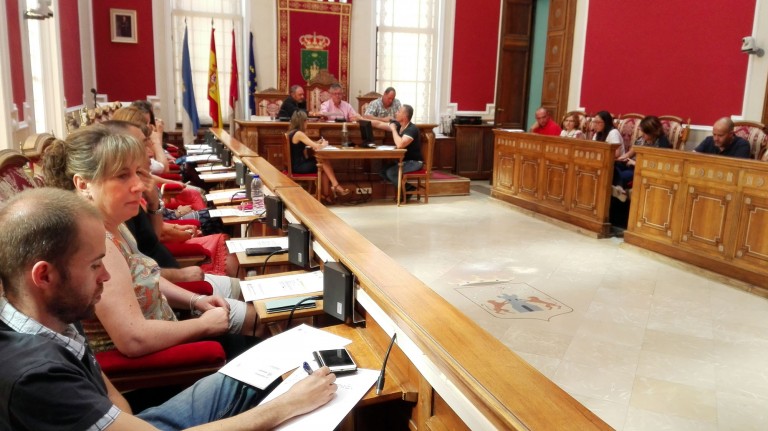 El Ayuntamiento aprueba una moción para la defensa del mantenimiento de la línea de viajeros Hellín- Alicante