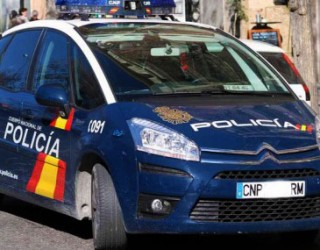 Huye de la Policía y choca con otro coche al esconderse en un garaje particular