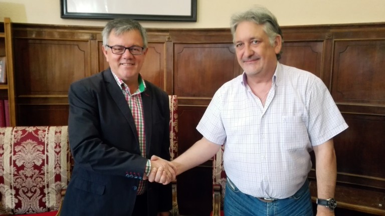 La Fundación Matilde Izquierdo firma un convenio para ceder al Ayuntamiento la zona ajardinada del aparcamiento de la calle Sol