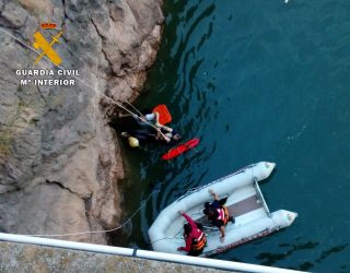 La Guardia Civil y el SEPEI rescatan con vida a una anciana que había caído en la presa del embalse del Talave