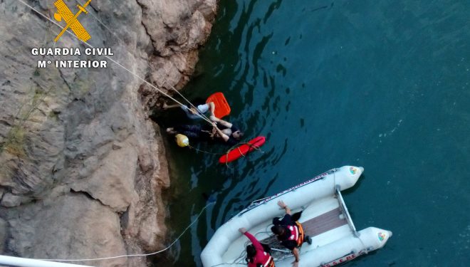 La Guardia Civil y el SEPEI rescatan con vida a una anciana que había caído en la presa del embalse del Talave