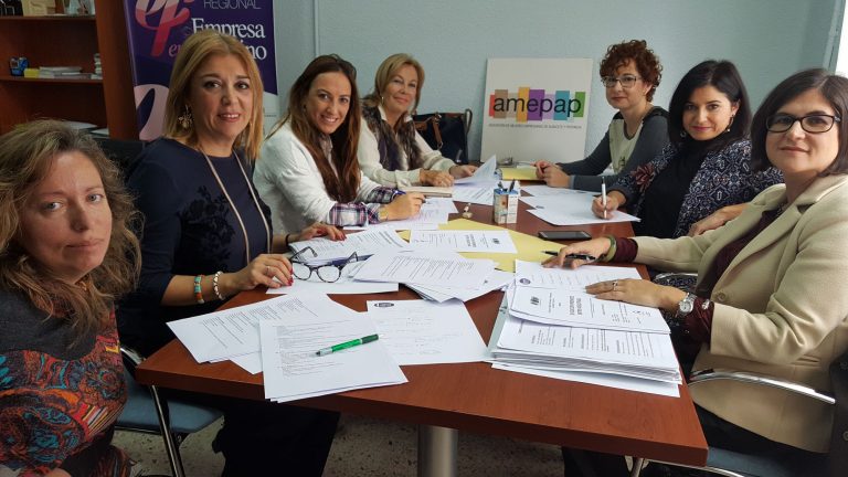 Claudia Fuentes, de la empresa Baco Bullejos, galardonada por la Asociación de Mujeres Empresarias de Albacete y Provincia