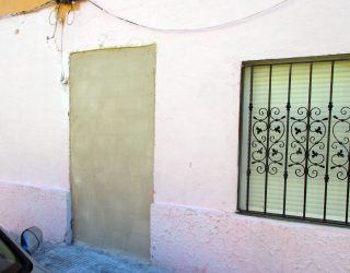 Desalojada la polémica familia de la vivienda del barrio de La Ribera