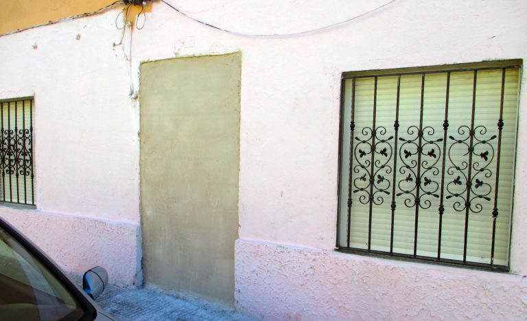 Desalojada la polémica familia de la vivienda del barrio de La Ribera