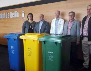 Entrega de 18 triadas de contenedores de reciclaje para uso del Hospital Comarcal