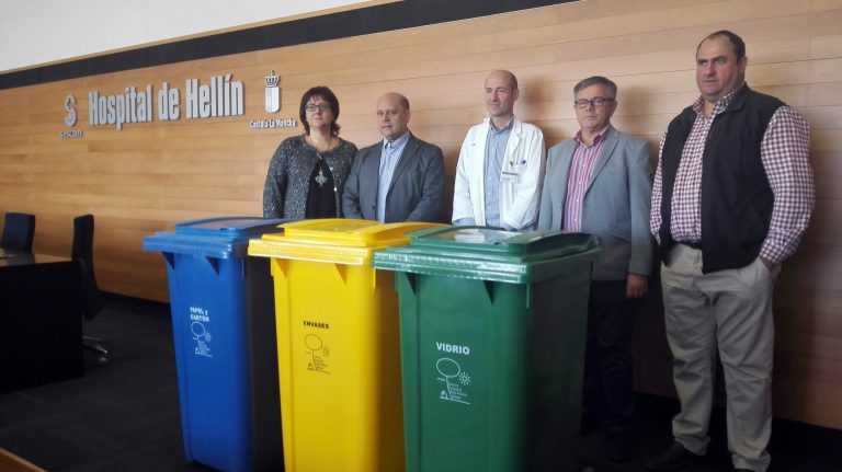 Entrega de 18 triadas de contenedores de reciclaje para uso del Hospital Comarcal