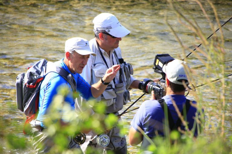 El pescador hellinero Marco Campillo, graba “Rio Salvaje”
