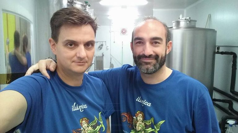 Ya a la venta, en algunos establecimientos de la ciudad, la cerveza hellinera Ilúnica