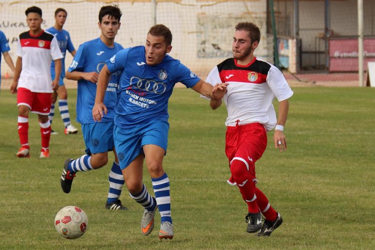 El Hellín juvenil remontó el 0-2 del Caudetano y acabó goleando