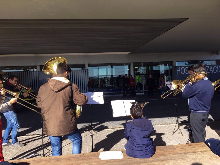 Más de 80 músicos y bailarines actúan en el Hospital de Hellín