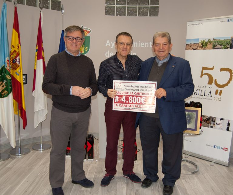 El Consejo Regulador de los Vinos de Jumilla entrega en Hellín 4.800 euros a Cáritas Albacete para financiar proyectos locales